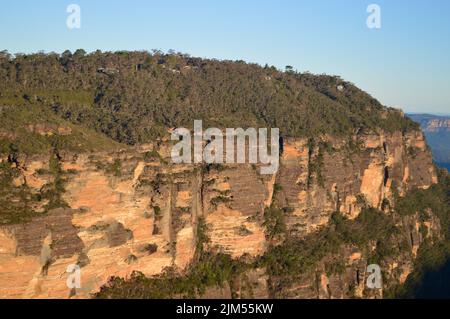 Ein Blick auf die Böschung von Leura vom Gordon Falls Lookout in den Blue Mountains von Australien Stockfoto