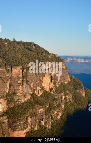 Ein Blick auf die Böschung von Leura vom Gordon Falls Lookout in den Blue Mountains von Australien Stockfoto