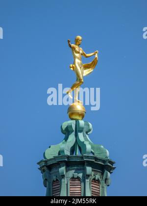 Eine vertikale Aufnahme einer Statue im Schloss Charlottenburg im blauen Himmel Stockfoto