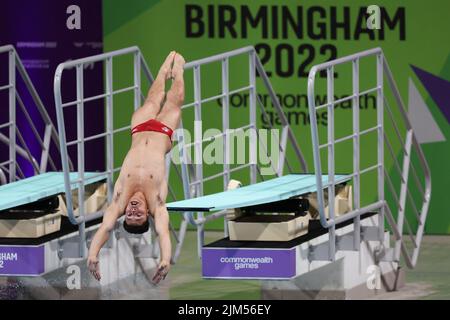 BIRMINGHAM, GROSSBRITANNIEN. AUG 4. Jordan Houlden aus England taucht während des Men's 1m Springboard Finals im Sandwell Aquatics Center während der Birmingham 2022 Commonwealth Games am Donnerstag, den 4.. August 2022. (Kredit: Pat Scaasi | MI Nachrichten) Kredit: MI Nachrichten & Sport /Alamy Live Nachrichten Stockfoto