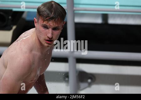 BIRMINGHAM, GROSSBRITANNIEN. AUG 4. Jack Laugher aus England taucht während des Tauchens im Sandwell Aquatics Center während der Commonwealth Games 2022 in Birmingham am Donnerstag, dem 4.. August 2022, aus dem Wasser auf. (Kredit: Pat Scaasi | MI Nachrichten) Kredit: MI Nachrichten & Sport /Alamy Live Nachrichten Stockfoto