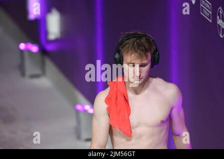 BIRMINGHAM, GROSSBRITANNIEN. AUG 4. Jack Laugher aus England trägt Kopfhörer während des Tauchens im Sandwell Aquatics Center während der Commonwealth Games 2022 in Birmingham am Donnerstag, den 4.. August 2022. (Kredit: Pat Scaasi | MI Nachrichten) Kredit: MI Nachrichten & Sport /Alamy Live Nachrichten Stockfoto