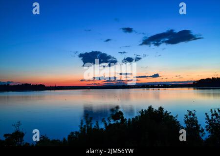 Juli 29 2022. Barnes Island. Blick auf den Sonnenuntergang auf Whaleboat Island. Casco Bay, Maine Stockfoto