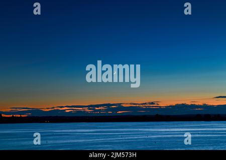 Juli 30 2022. Barnes Island. Blick nach dem Sonnenuntergang von Barnes Island. Zeigt Whaleboat Island und den zunehmenden Halbmond. Casco Bay, Maine Stockfoto