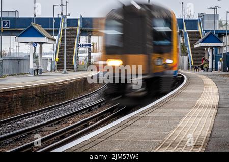 Ein orangefarbener Zug verfing sich in Bewegung Stockfoto