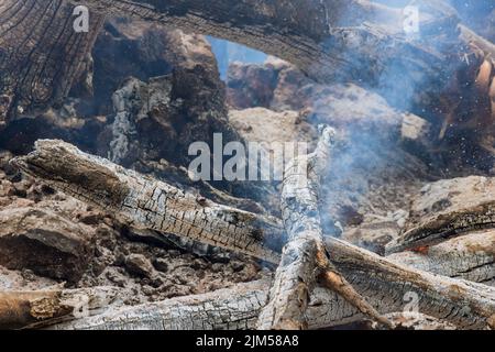 Während des Baus von Land wird ein Wald entwurzelt und verbrannt, um als Baustelle zu dienen Stockfoto