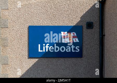 21. Juli 2022. Macduff, Aberdeenshire, Schottland. Dies ist das RNLI-Logo auf der Macduff Station. Stockfoto