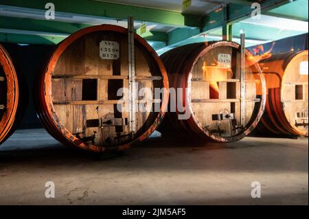 Alte und moderne Ausrüstung für die Destillation von stark alkoholischen Apfelgetränk Calvados in der Normandie, Region Calvados, Frankreich, Verkostung Tour Stockfoto