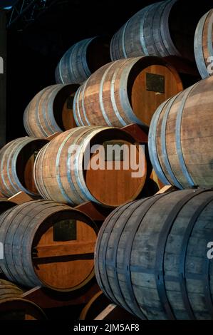 Alte und moderne Ausrüstung für die Destillation von stark alkoholischen Apfelgetränk Calvados in der Normandie, Region Calvados, Frankreich, Verkostung Tour Stockfoto