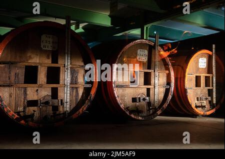 Alte und moderne Ausrüstung für die Destillation von stark alkoholischen Apfelgetränk Calvados in der Normandie, Region Calvados, Frankreich, Verkostung Tour Stockfoto