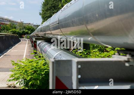 Fernwärmeleitungen vom Fernwärmekraftwerk zu den Haushalten mit Fernwärme Heizung, Warmwasserbereitung, Bochum, NRW, G Stockfoto