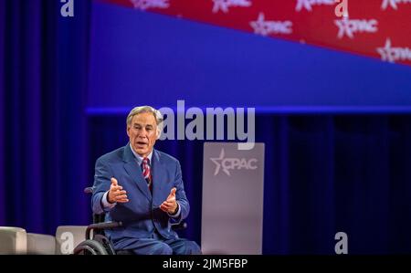 Dallas, Texas, USA. 4. August 2022. GREG ABBOTT, der Gouverneur der Republikaner von Texas, spricht auf der CPAC Texas 2022-Konferenz. (Bild: © Chris Rusanowsky/ZUMA Press Wire) Stockfoto