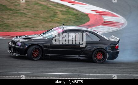 E46 Driften auf der Rennstrecke Stockfoto