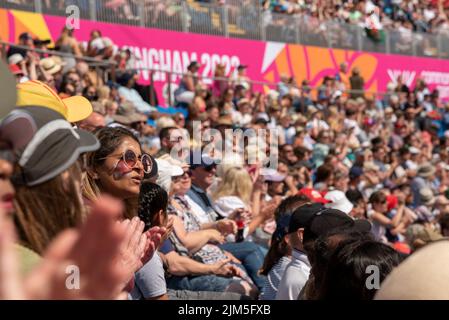 Birmingham, Großbritannien, 4.. August 2022. Zuschauer im Alexander Stadium, Birmingham, genießen die Leichtathletik bei den Commonwealth Games 2022. Quelle: Martin Anderson/Alamy Live News Stockfoto