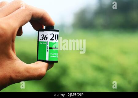 Nahaufnahme von Hand haltenden Filmnegativen oder Filmkanistern Stockfoto