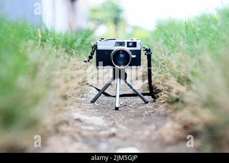 Nahaufnahme der Entfernungsmesserkamera in einem Mini-Stativ Stockfoto