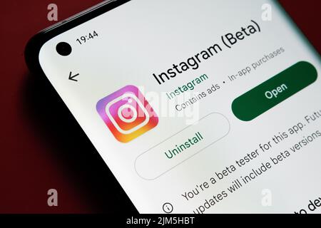 Instagram-App im Google Play Store auf dem Smartphone-Bildschirm auf rotem Hintergrund zu sehen. Nahaufnahme mit selektivem Fokus. Stafford, Großbritannien Stockfoto