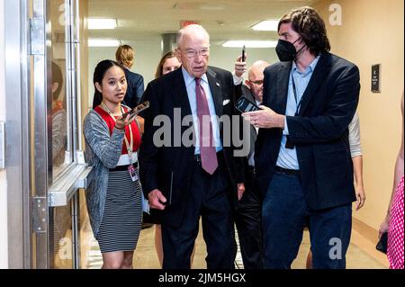 4. August 2022, Washington, District of Columbia, USA: US-Senator CHUCK GRASSLEY (R-IA) im Gespräch mit Reportern im US-Kapitol. (Bild: © Michael Brochstein/ZUMA Press Wire) Stockfoto