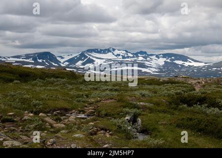 Der Blick auf das Sylarna-Massiv vom Wanderweg zwischen den Bergstationen Sylarna und Helags Anfang Juli, Jamtland, Schweden Stockfoto