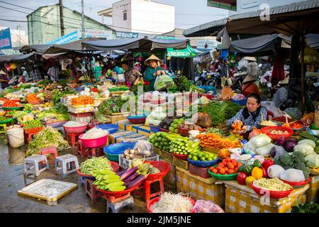 Duong Dong, Phu Quoc Island, Vietnam - 25. Januar 2018: Vietnamesische Marktverkäufer verkaufen frisches Gemüse auf dem Duong Dong Markt in Duong Stockfoto