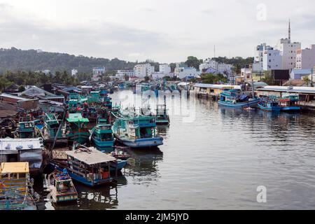 Phu Quoc, Vietnam - 25. Januar 2018: Vietnamesische Fischerboote auf dem Duong Dong River in der Stadt Duong Dong auf der Phu Quoc Insel, Vietnam. Stockfoto