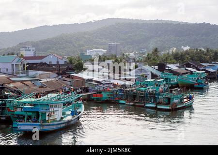 Phu Quoc, Vietnam - 25. Januar 2018: Vietnamesische Fischerboote auf dem Duong Dong River in der Stadt Duong Dong auf der Phu Quoc Insel, Vietnam. Stockfoto