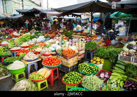 Duong Dong, Phu Quoc Island, Vietnam - 25. Januar 2018: Vietnamesische Marktverkäufer verkaufen frisches Gemüse auf dem Duong Dong Markt in Duong Stockfoto