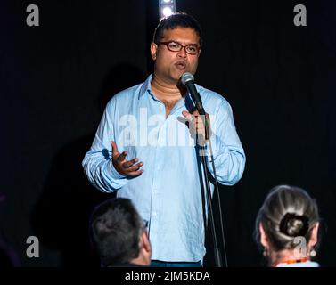 Edinburgh, Schottland, Großbritannien, 4.. August 2022. Edinburgh Festival Fringe: Der Stand Comedy Club präsentiert auf der diesjährigen Fringe im New Town Theatre ein Showcase des Comedy-Talents.im Bild: Comedian Paul Sinha. Kredit: Sally Anderson/Alamy Live Nachrichten Stockfoto