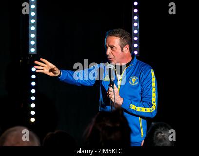 Edinburgh, Schottland, Großbritannien, 4.. August 2022. Edinburgh Festival Fringe: Der Stand Comedy Club präsentiert ein Showcase des Comedy-Talents auf der diesjährigen Fringe im New Town Theatre. Im Bild: Der Komiker und politische Satiriker Mark Thomas. Kredit: Sally Anderson/Alamy Live Nachrichten Stockfoto