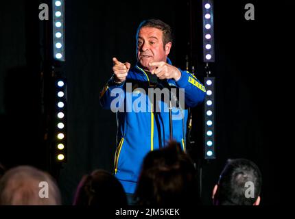 Edinburgh, Schottland, Großbritannien, 4.. August 2022. Edinburgh Festival Fringe: Der Stand Comedy Club präsentiert ein Showcase des Comedy-Talents auf der diesjährigen Fringe im New Town Theatre. Im Bild: Der Komiker und politische Satiriker Mark Thomas. Kredit: Sally Anderson/Alamy Live Nachrichten Stockfoto