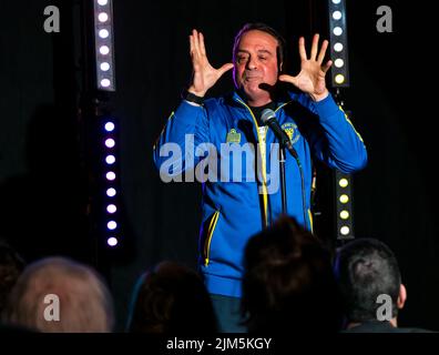 Edinburgh, Schottland, Großbritannien, 4.. August 2022. Edinburgh Festival Fringe: Der Stand Comedy Club präsentiert ein Showcase des Comedy-Talents auf der diesjährigen Fringe im New Town Theatre. Im Bild: Der Komiker und politische Satiriker Mark Thomas. Kredit: Sally Anderson/Alamy Live Nachrichten Stockfoto