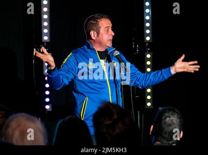 Edinburgh, Schottland, Großbritannien, 4.. August 2022. Edinburgh Festival Fringe: Der Stand Comedy Club präsentiert ein Showcase des Comedy-Talents auf der diesjährigen Fringe im New Town Theatre. Im Bild: Der Komiker und politische Satiriker Mark Thomas. Kredit: Sally Anderson/Alamy Live Nachrichten Stockfoto