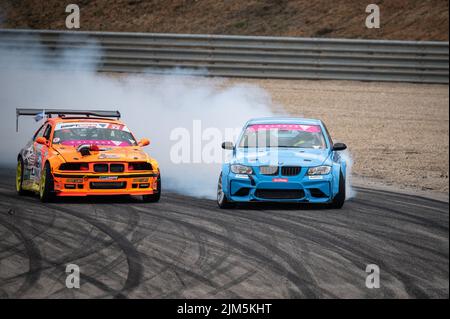 BMW 3 Series E90 driftet auf der Schaltung Stockfoto