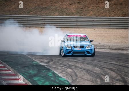 BMW 3 Series E90 driftet auf der Rennstrecke Stockfoto