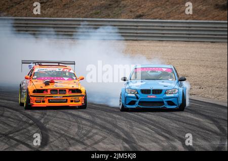 BMW 3 Series E90 driftet auf der Rennstrecke Stockfoto