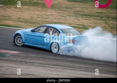 BMW 3 Series E90 driftet auf der Rennstrecke Stockfoto