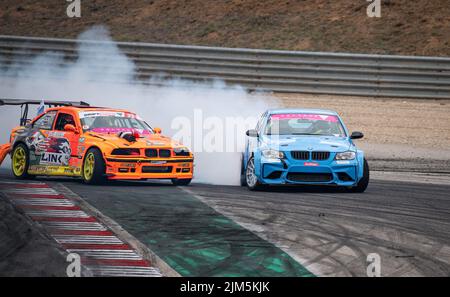 BMW 3 Series E90 driftet auf der Rennstrecke Stockfoto