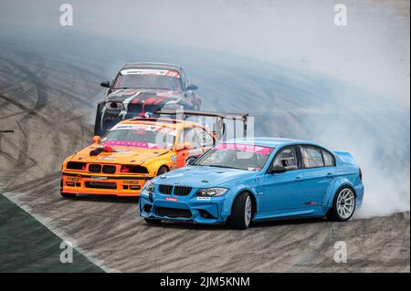 BMW 3 Series E90 driftet auf der Rennstrecke Stockfoto