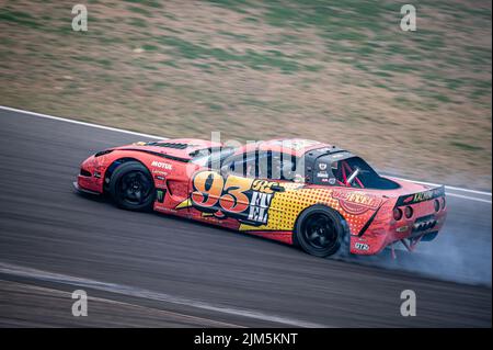 Chevrolet Corvette C5 driftet auf der Strecke Stockfoto