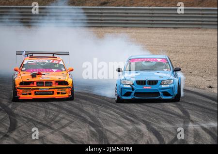 BMW 3 Series E90 driftet auf der Rennstrecke Stockfoto