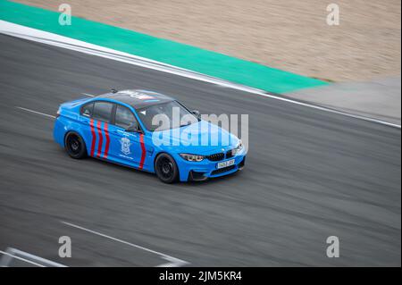 BMW F80 M3 läuft auf der Rennstrecke Stockfoto