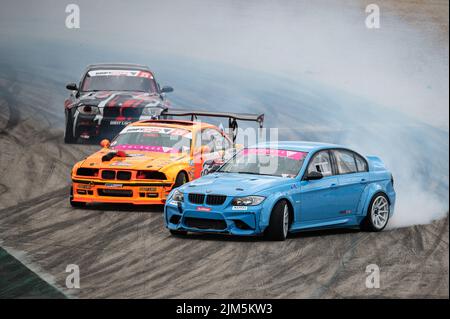 BMW 3 Series E90 driftet auf der Rennstrecke Stockfoto