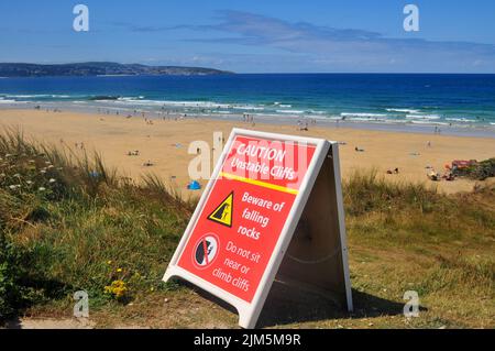 Warnschild für instabile Klippen am Gwihian Beach, Cornwall, Großbritannien Stockfoto