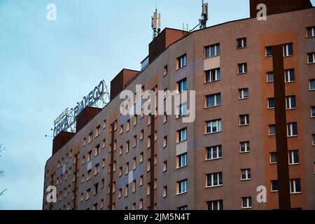 Eine Nahaufnahme eines Wohnhauses im Stadtteil Orla Bialego am Abend in Poznan, Polen Stockfoto