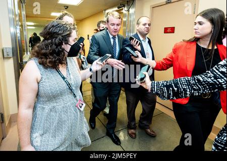 Washington, Usa. 04. August 2022. US-Senator Jon Tester (D-MT) im Gespräch mit Reportern im US-Kapitol. Kredit: SOPA Images Limited/Alamy Live Nachrichten Stockfoto