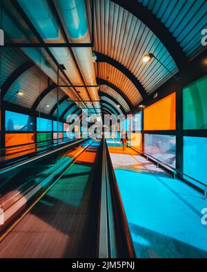 In einer U-Bahn-Station mit buntem Glas Stockfoto