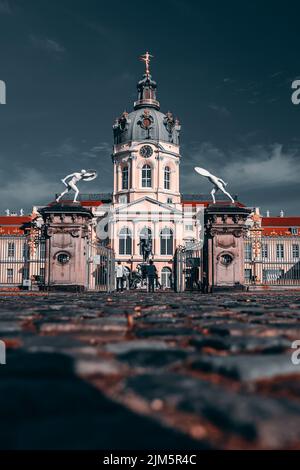 Vertikale Aufnahme des Schlosses Charlottenburg in Berlin, Deutschland Stockfoto