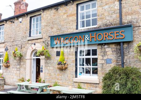 Hawkshaw Village in Lancashire, Wagon & Horses Pub an einem Sommertag, Lancashire, England, Sommer 2022 Stockfoto