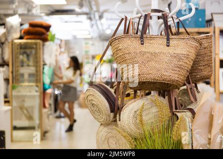 Korbkörbe und -Taschen im Einrichtungsgeschäft Stockfoto