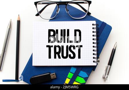 Bauen Sie das Vertrauensymbol auf. Konzeptwörter bauen Vertrauen auf Holzblöcken auf einem schönen gelben Hintergrund auf. Business- und Aufbau von Vertrauenskonzepten, Kopie en Stockfoto